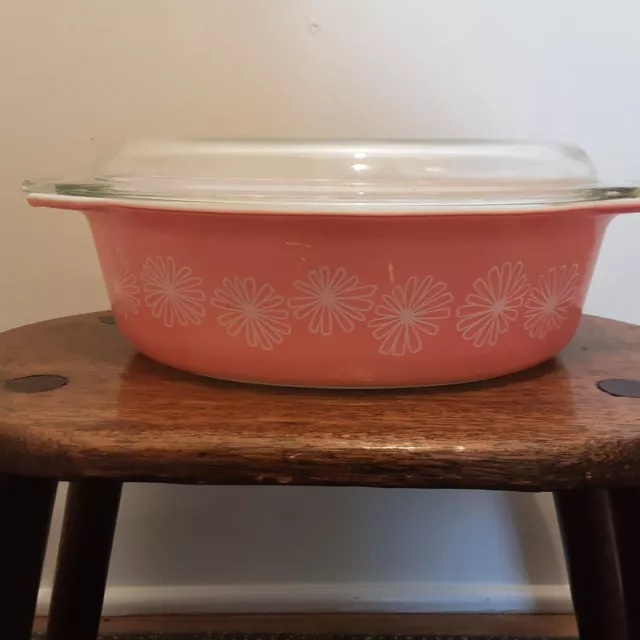 Vtg PYREX Pink Daisy 2.5 QT Casserole 045 Dish w/ Lid 945C - Good Condition