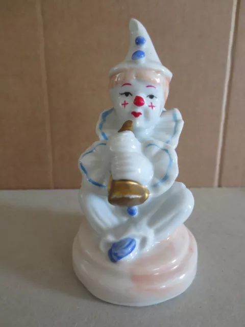 alte Nippes Figur kleiner Porzellan Clown mit Hut  und Trompete, ca 10 cm groß