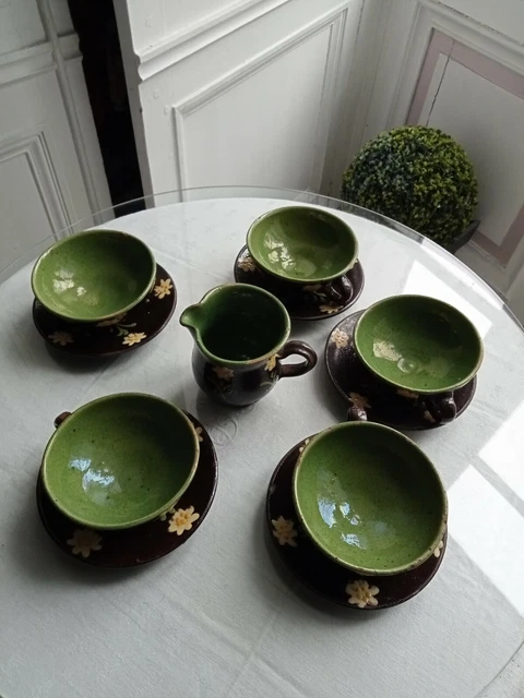 5 tasses et soucoupes  en faience de Soufflenheim et pot à lait