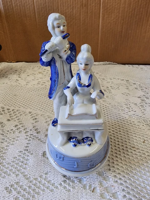 Statuette en porcelaine Couple musiciens, Boite à musique bleu et blanc déco