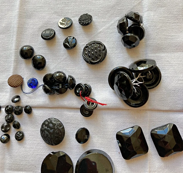 44 BOUTONS ANCIENS en VERRE NOIR - RONDS à FACETTES SCULPTES dans BOITE ANCIENNE