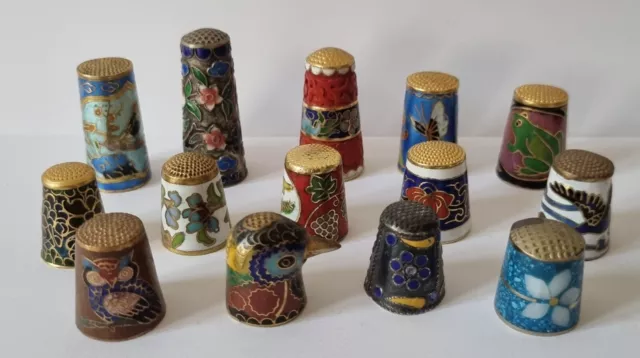 tolle Sammlung aus 14 alten Cloisonne Fingerhüte mit sehr schönem Muster