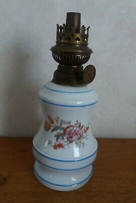 ancienne lampe à pétrole en porcelaine / décor fleurs avec liserés bleus