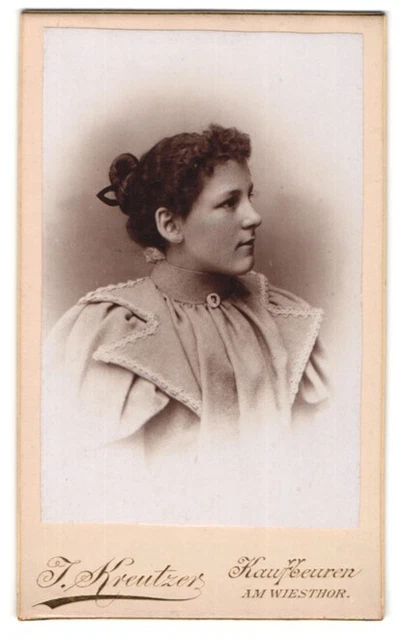 Fotografie I. Kreutzer, Kaufbeuren, Hübsche junge Frau in elegantem Kleid