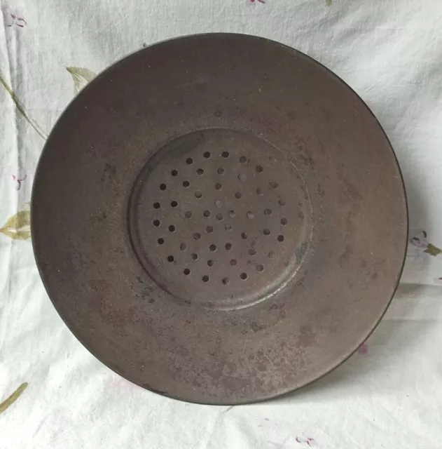 Ancienne Assiette Écumoire En Tôle Sur Piédouche