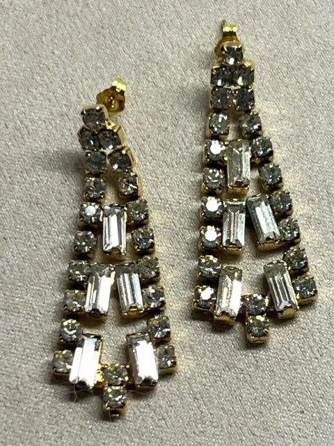 Gorgeous Vintage Art Deco Style Glass/Crystal Gold Tone Dangle Earrings 7g
