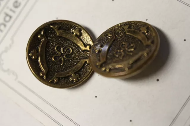 BOUTON ANCIEN métal  doré ciselé trèfle 2,1 cm
