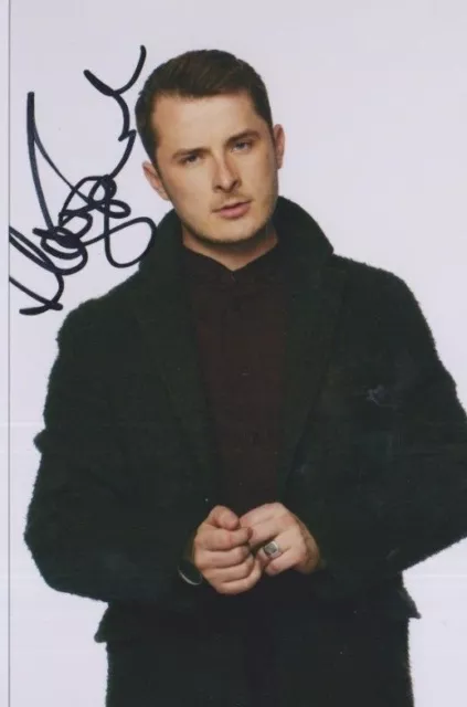 Max Bowden    **HAND SIGNED**  6x4 photo  ~  Eastenders Ben  ~  AUTOGRAPHED