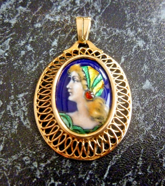 Pendentif ancien en porcelaine de Limoges. 5,5 cm x 3,5 cm. - France