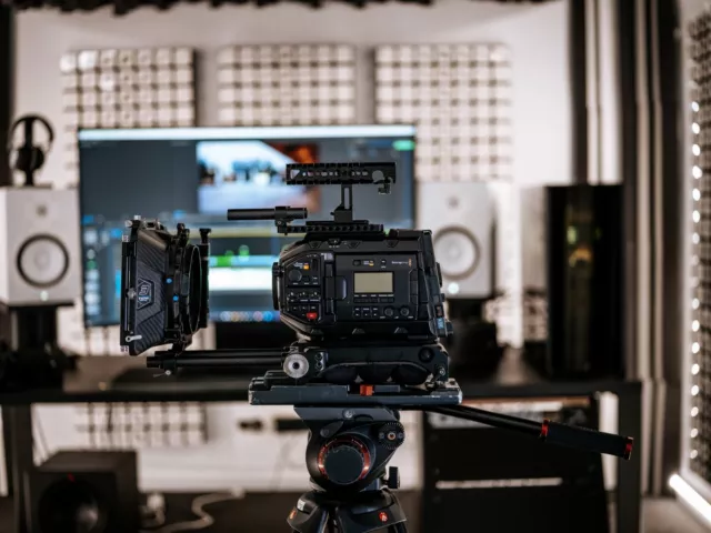 Blackmagic Ursa Mini 4,6K EF mit Zubehörpaket Tilta Smallrig