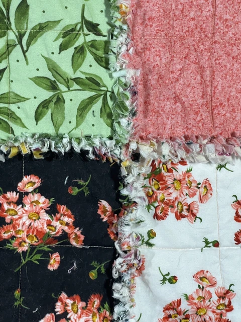 Precioso edredón de trapo floral hecho a mano para bebé