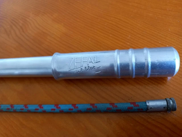 Ancienne pompe à vélo ZEFAL Solibloc - Équipements vélos