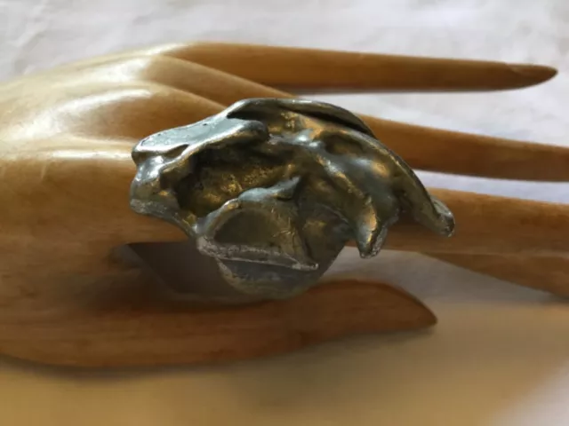 Superbe bague métal moderniste créateur taille 57 en très bon état.