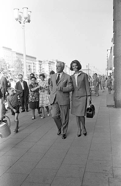 VITTORIO DE SICA and Italian actress Sophia Loren walking arm in a- Old ...