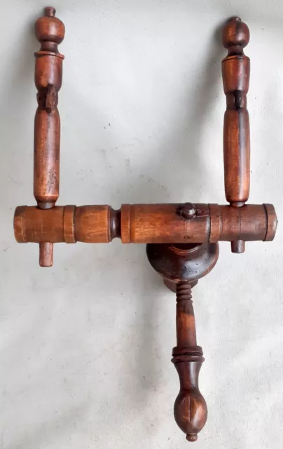 Antiguo soporte para volante de rueda giratoria de madera - madre de todos
