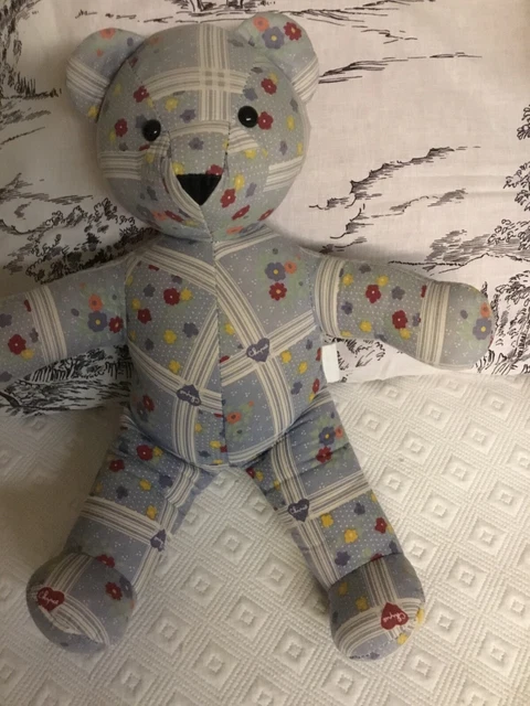 Ourson publicitaire en tissu patchwork de la marque CHIPIE - Collection Ourson publicitaire en tissu patchwork de la marque CHIPIE - Collection