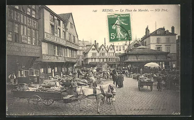 CPA Reims, La Place du Marché, la place du Marché