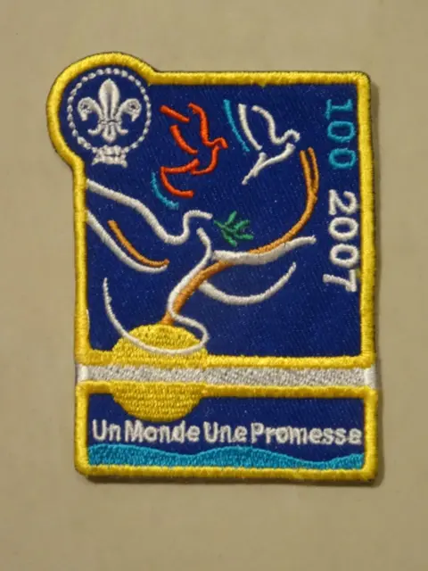 Un Munde Une Promesse [One World One Promise] {France} Scout Badge (2007)