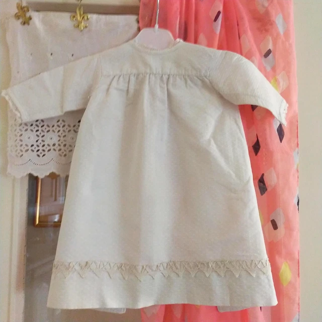 robe ancienne pour petite fille bébé ou poupée en  piqué  de coton blanche