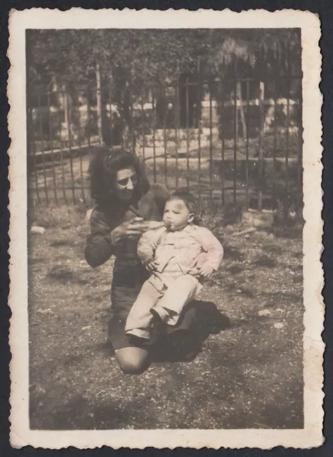 Femme De Biberon À Bébé au Parc , 1940 Photographie Période YZ6199 Vintage Photo