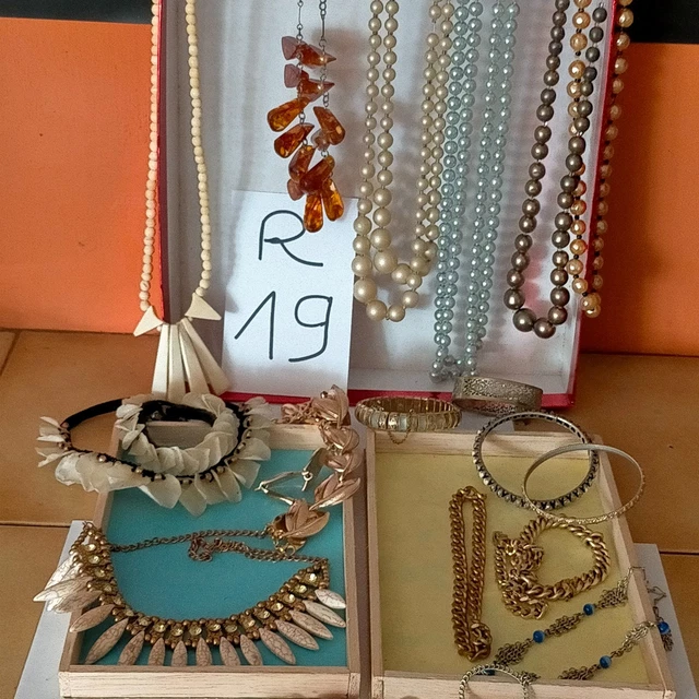 Lot De Bijoux Fantaisie Vintage - Colliers, Bracelets, Boucles D'oreilles - Occasion
