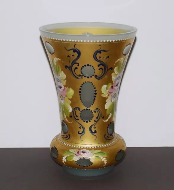 Vase en verre opaline de Bohème - Overlay - décor floral émaillé et or