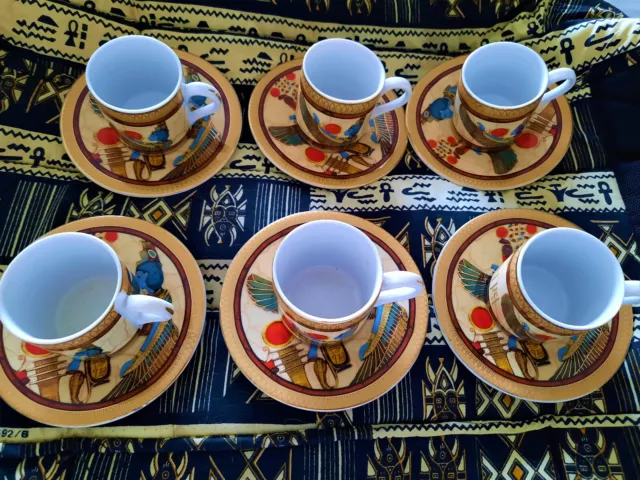 Tasses et soucoupes à café vintage en pâte et émail de Limoges