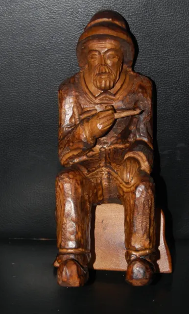Alte Holzfigur Alter Mann sitzt auf eine Bank und raucht Pfeife geschnitzt 25 cm