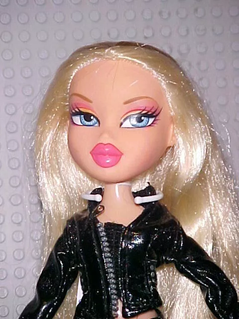 CLOE DYNAMITE BRATZ DOLL with HANDBAG & BRUSH