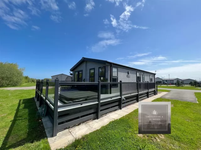 3 bedroom lodge with hot tub