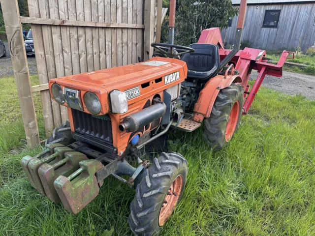 Kubota B7100 Argiculural Tractor Orange