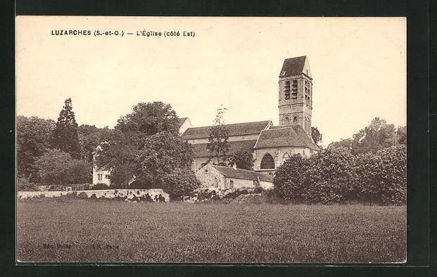 CPA Luzarches, L´Eglise coté Est, vue sur l'Église