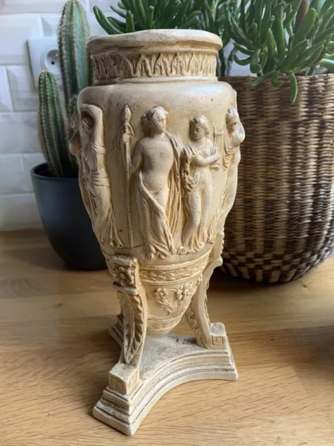 Vase ancien avec bas relief à l’antique en plâtre