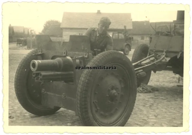 Orig. Foto Soldat mit russ. Beute PaK Geschütz Kanone Artillerie Russland 1941