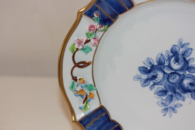 PLAT ANCIEN PORCELAINE décor peint de fleurs bleues et Or 24 cm TBE EUR
