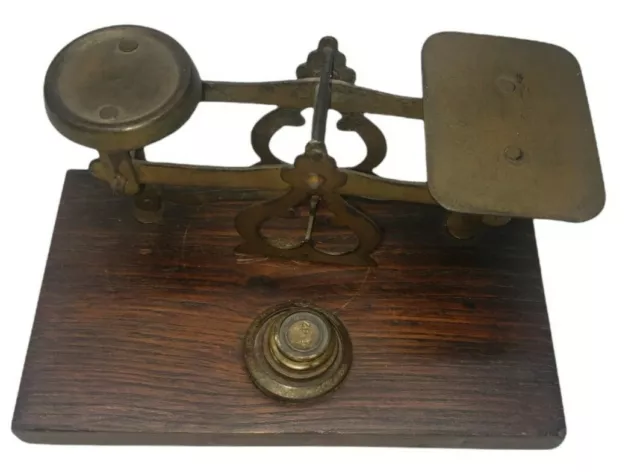 https://www.picclickimg.com/zzMAAOSwpOdiOOLo/Vintage-Antique-Brass-Letter-Postal-Scale-With.webp