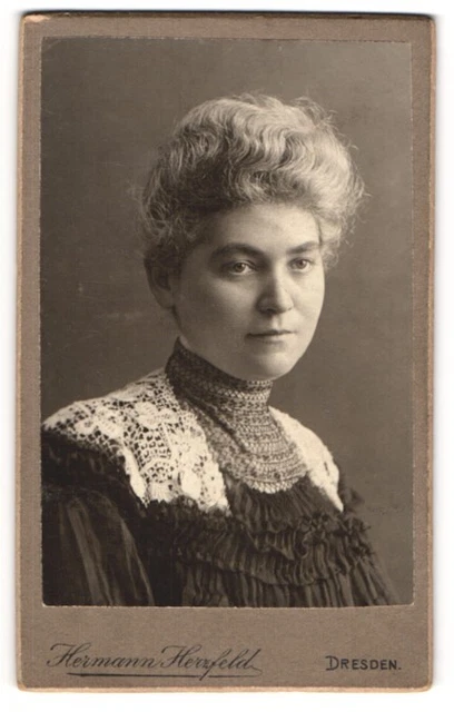 Fotografie Hermann Herzfeld, Dresden, junge Frau Helene Wolff im Kleid mit Spit