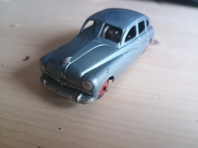 DINKY TOYS 24Q FORD VEDETTE BLEU METALLISE JANTES ROUGES