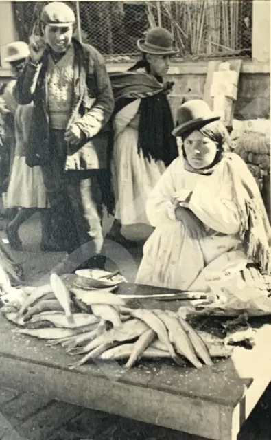1960s PERUVIAN WOMAN SELLS FISH PERU MARKET DAY STREET SCENE Vtg Photo