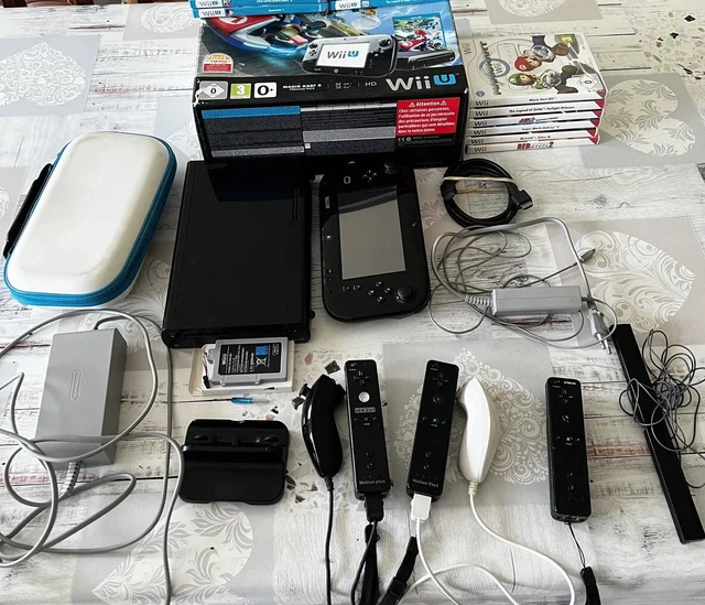 Wii U 32 go Mario Kart 8 Edition. Extra Battery, 15 Games, 3 Wii Motes.