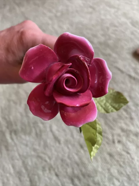 Porzellanrosen mit Plastikstiel. Dunkelrosa mit teils Weiß. Länge: 33 cm