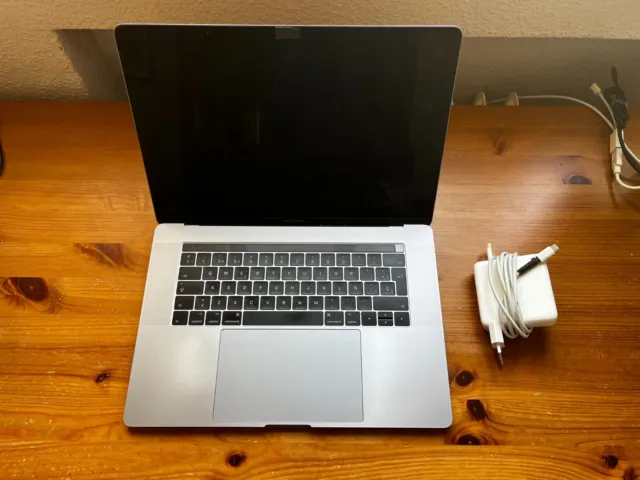 Apple MacBook Pro 15" Touch Bar - 2,9 GHz i7 256 GB SSD 16 GB RAM - FOR PARTS