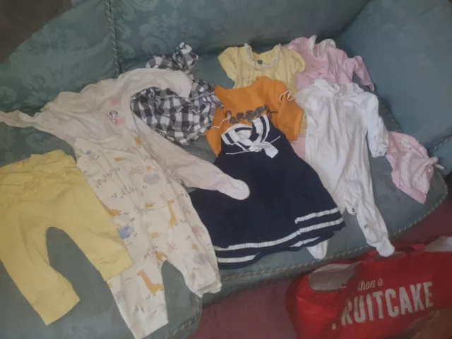 Pacchetto Di 9 Bambine Articoli Dressess Babygrows T-Shirt Età 0-3 Mesi + 2 Cappelli