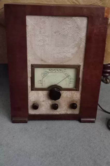 Early Antique Radio With Bakelite Knobs