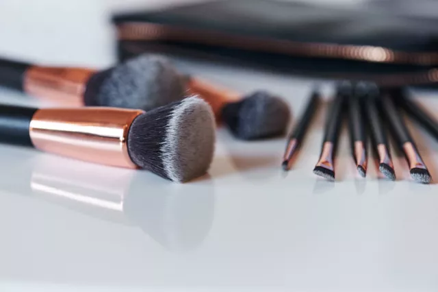 Casper & Lewis - Rose Gold Makeup Brushes - Medium Fluff Brush 7 2