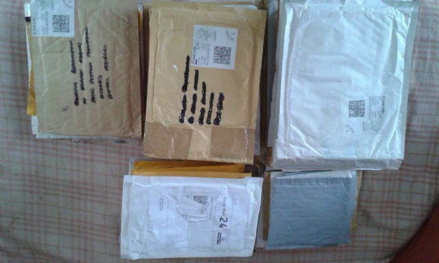 Circa 30x buste imbottite riciclate usate tipo jiffy borse postali taglie più piccole 