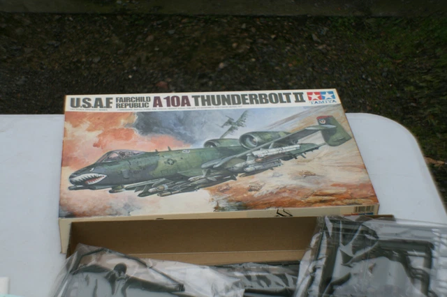 Tamiya – Maquette A-10A Thunderbolt II – Échelle 1:48 – Kit Avec Figurine Pilote, 5 Décorations USAF