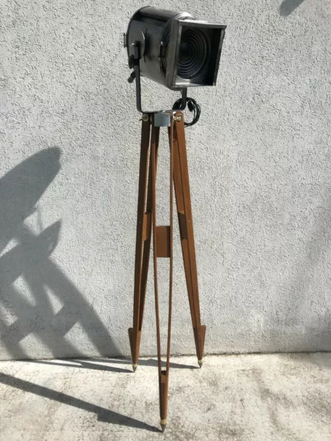 Projecteur A.E crémer restauré sur trépied de géomètre en bois