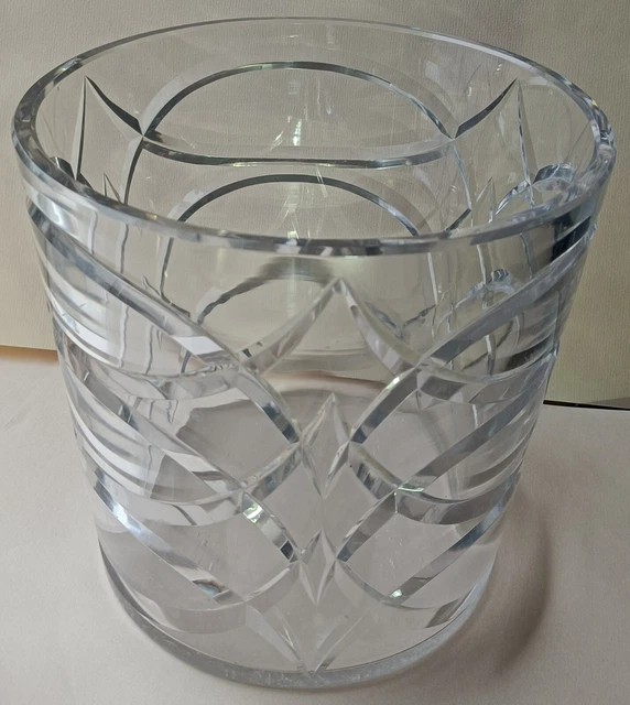 vase cristal baccarat Ht 20x21,5cm poids 4,5Kg peut servir de seau à champagne