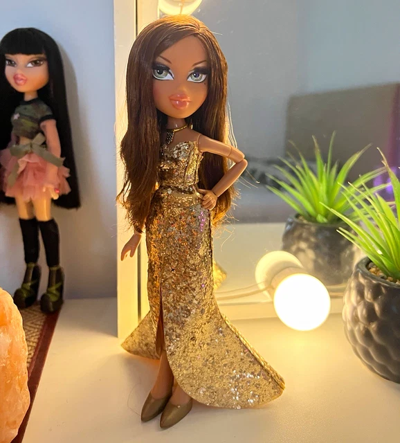 bratz doll gold dress YASMIN Movie Starz Edition Glittery & White Fur Coat 2007 £24.99 Chic Gold Maxi Dress for Formal Dinners